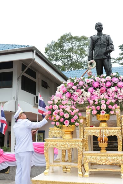 📆 วันนี้ 23​ ตุลาคม​ 2568
⏰เวลา​ 08.00 น.​  
#เทศบาลตำบลกรูด นำโดย นายจรงค์ ชุมสุข นายกเทศมนตรีตำบลกรูด มอบหมายให้ข้าราชการ พนักงานเทศบาล พนักงานจ้าง เป็นตัวแทน 
      #เข้าร่วมพิธีวางพวงมาลาเพื่อน้อมรำลึกในพระมหากรุณาธิคุณเนื่องในวันคล้ายวันสวรรคต​ พระบาทสมเด็จพระจุลจอมเกล้าเจ้าอยู่หัว​  ณ บริเวณพระบรมราชานุสาวรีย์พระบาทสมเด็จพระจุลจอมเกล้าเจ้าอยู่หัว หน้าที่ว่าการอำเภอกาญจนดิษฐ์ อำเภอกาญจนดิษฐ์ จังหวัดสุราษฎร์ธานี