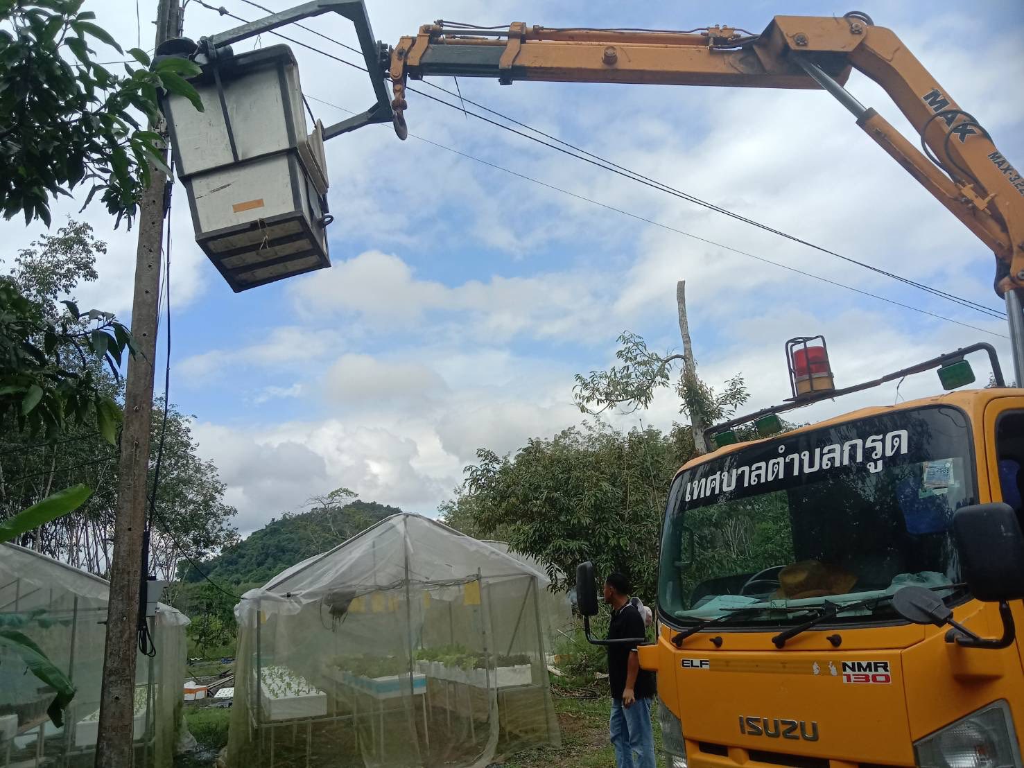 🚦ลงพื้นที่ซ่อมแซมไฟฟ้าสาธารณะ สายซอยจอมขวัญ 
🛣️ ลงพท้นที่ถมหลุมบ่อ สายซอยเจริญสุข หมู่ที่ 4